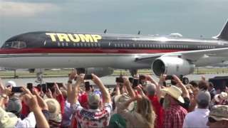 الجماهير تقف لتحية ترامب فى مطار أتلانتا مقر المناظرة مع منافسه بايدن