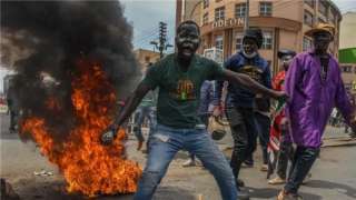 الرئيس الكيني يقيل الحكومة بعد احتجاجات مناهضة للضرائب (تفاصيل)